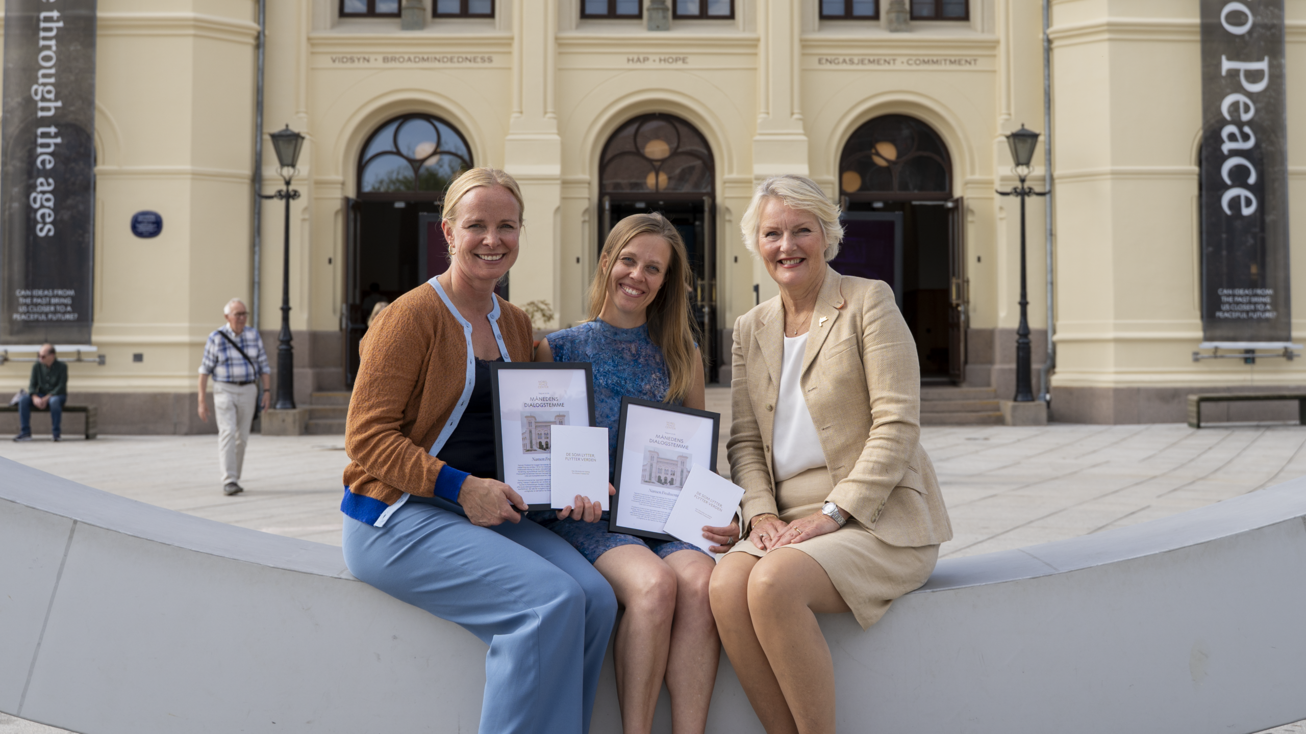 DIALOGBENKEN: Anita Rapp (f.v.), Jane Bruslund og Kjersti Fløgstad.
